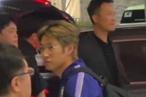 韩国球迷机场怒骂洪明甫,李刚仁站在一旁久久看向球迷若有所思