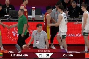 解说:要让年轻球员学会在比赛中去思考 在场上才能应对各种局面
