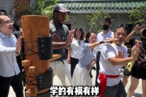 很接地气!杰伦·格林学习中国武术&写汉字名字 突袭野球场秀三分
