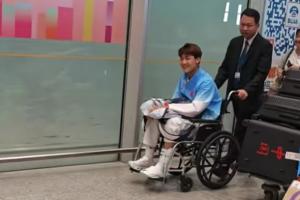 对阵韩国受伤!受伤的毛伟杰坐轮椅抵达,笑着向接机的球迷们致意