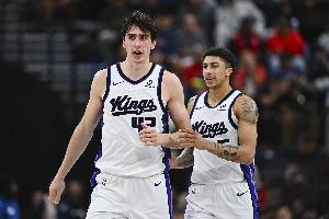 二年级更稳了!克利福德&雷诺替补合砍35分17篮板