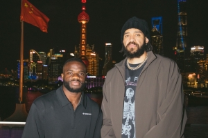 麦基晒与网球名将蒂亚福上海合影:无论在哪赢家总会碰到一起