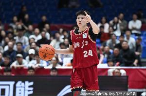成长了不少!李悦洲半场出战13分钟 三分3中2拿到7分