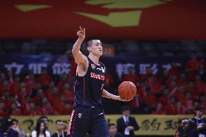 寿星!周鹏半场5中3拿到8分2板2助1断3帽 正负值+12