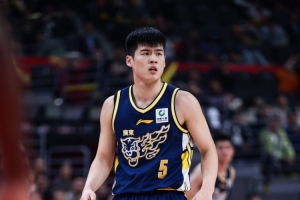 外线没谱!陈家政10投仅2中拿9分4板 三分8中1
