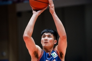 效率很高!洪辛8中5拿到15分6板 三分6中4