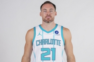黄蜂主帅:康诺顿是我们上季取得进步的重要一员 祝他一切顺利